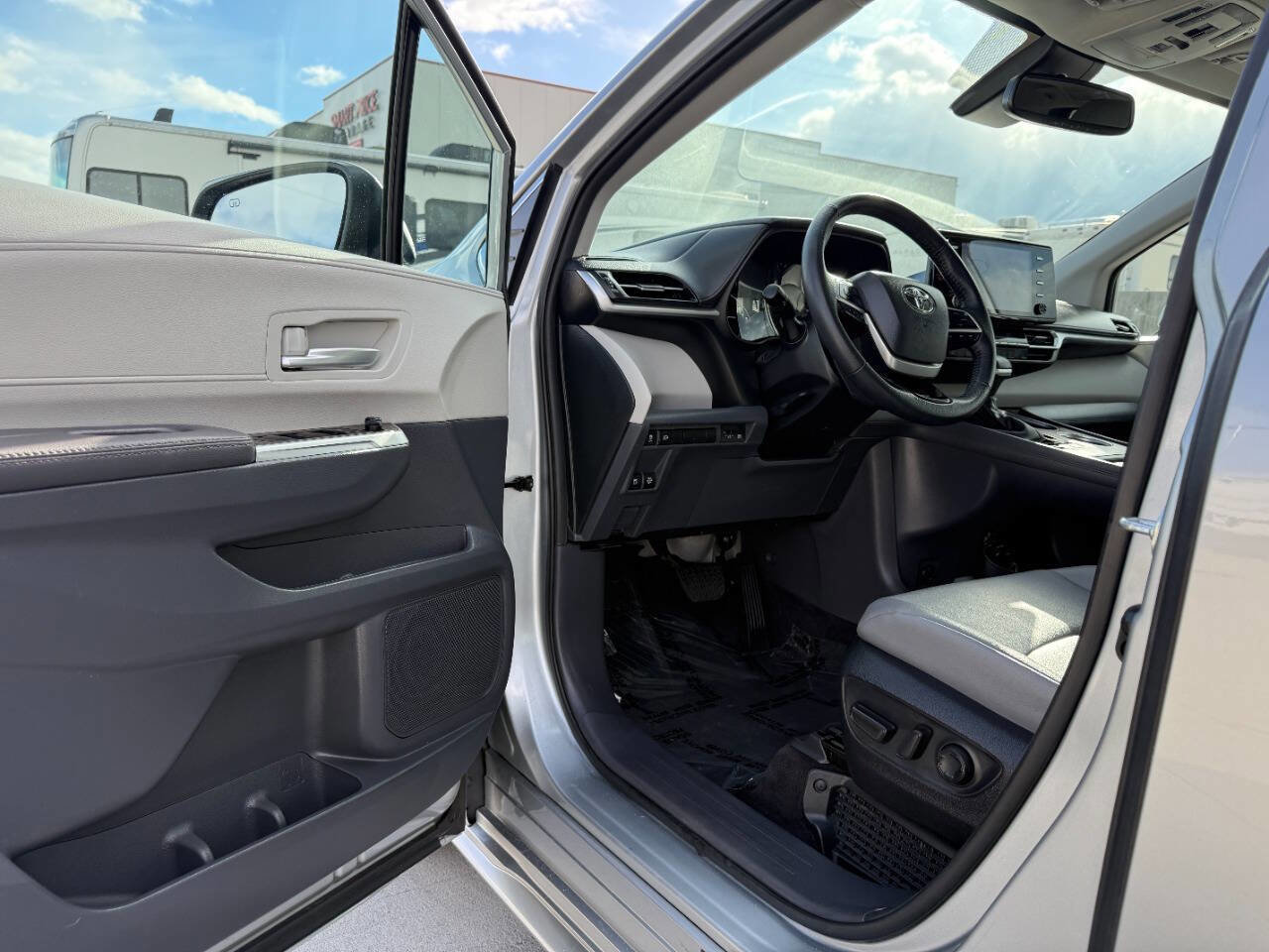 Used 2023 Toyota Sienna XLE image 17