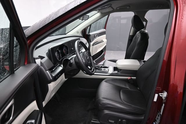 Used 2024 Kia Carnival LX FWD image 26