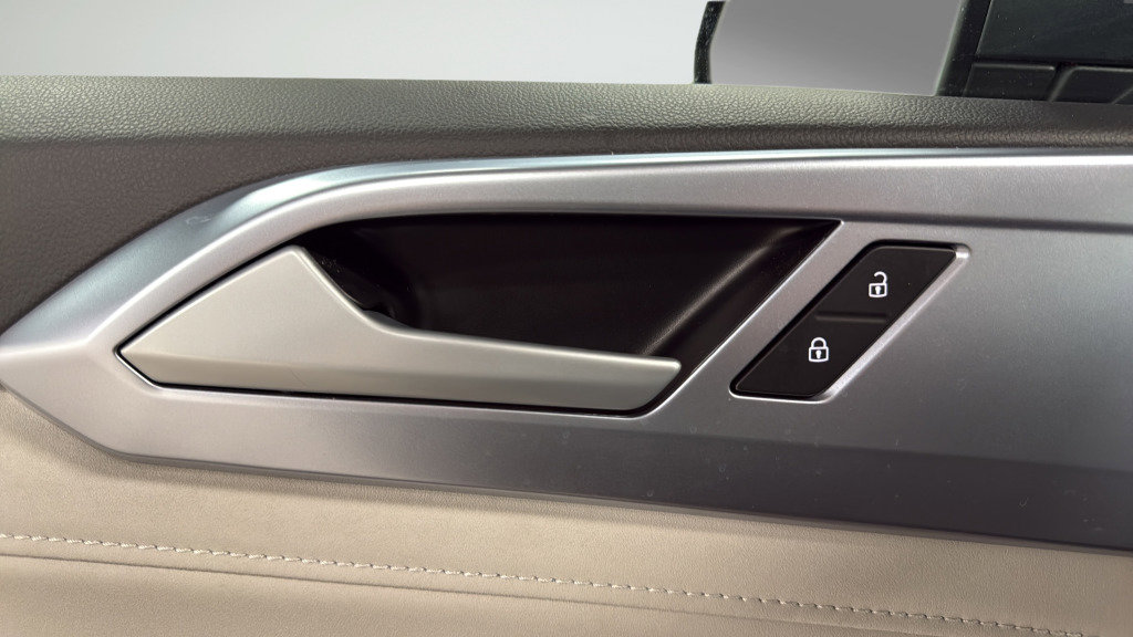 Certified 2025 Volkswagen Taos SE image 15