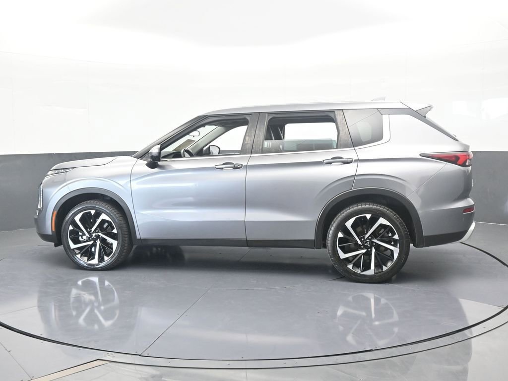 Used 2022 Mitsubishi Outlander SE image 3