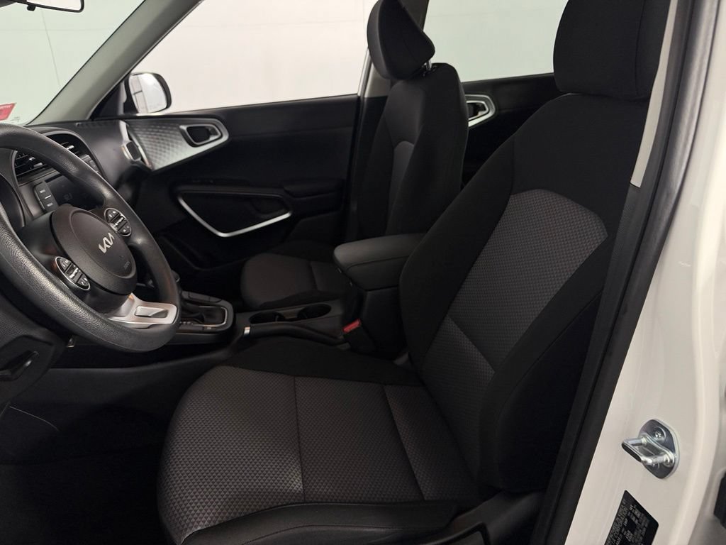 Used 2025 Kia Soul LX w/ LX Technology Package FWD image 21