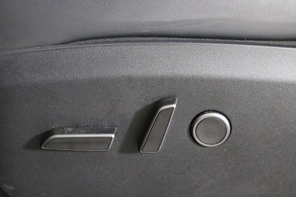 Used 2023 Tesla Model Y 2WD image 19