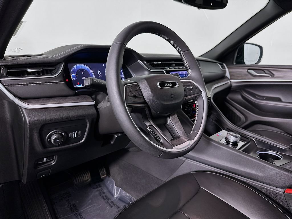 Used 2024 Jeep Grand Cherokee Limited w/ Black Appearance Package image 10