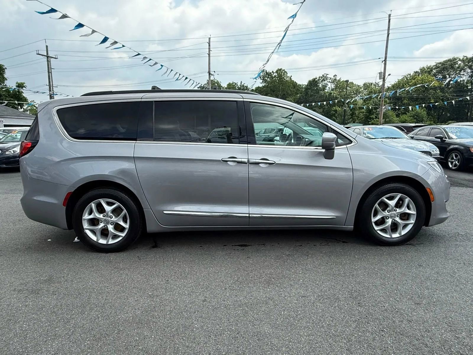 Used 2017 Chrysler Pacifica Touring-L w/ Tire & Wheel Group image 14