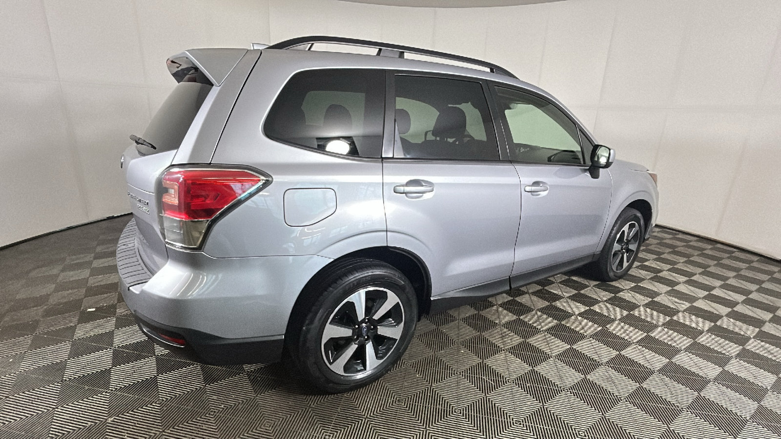 Used 2017 Subaru Forester 2.5i Premium AWD/4WD image 3