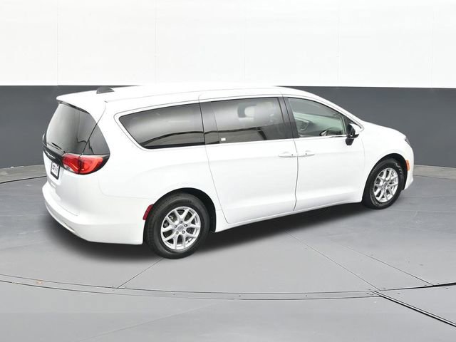 Used 2022 Chrysler Voyager LX image 61