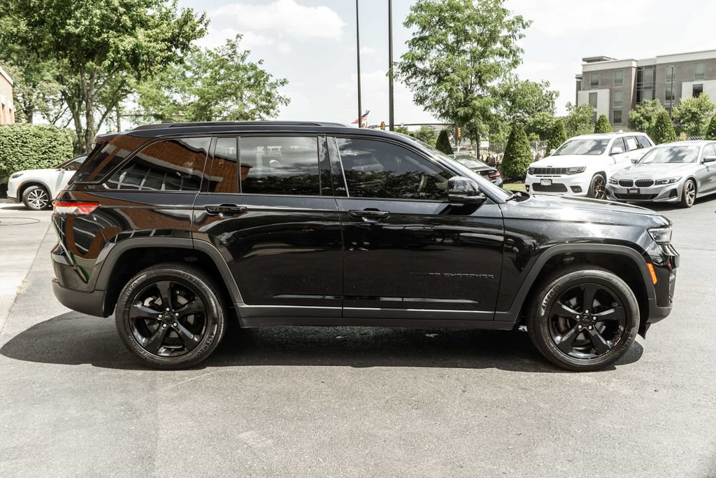 Used 2023 Jeep Grand Cherokee Altitude AWD/4WD image 3