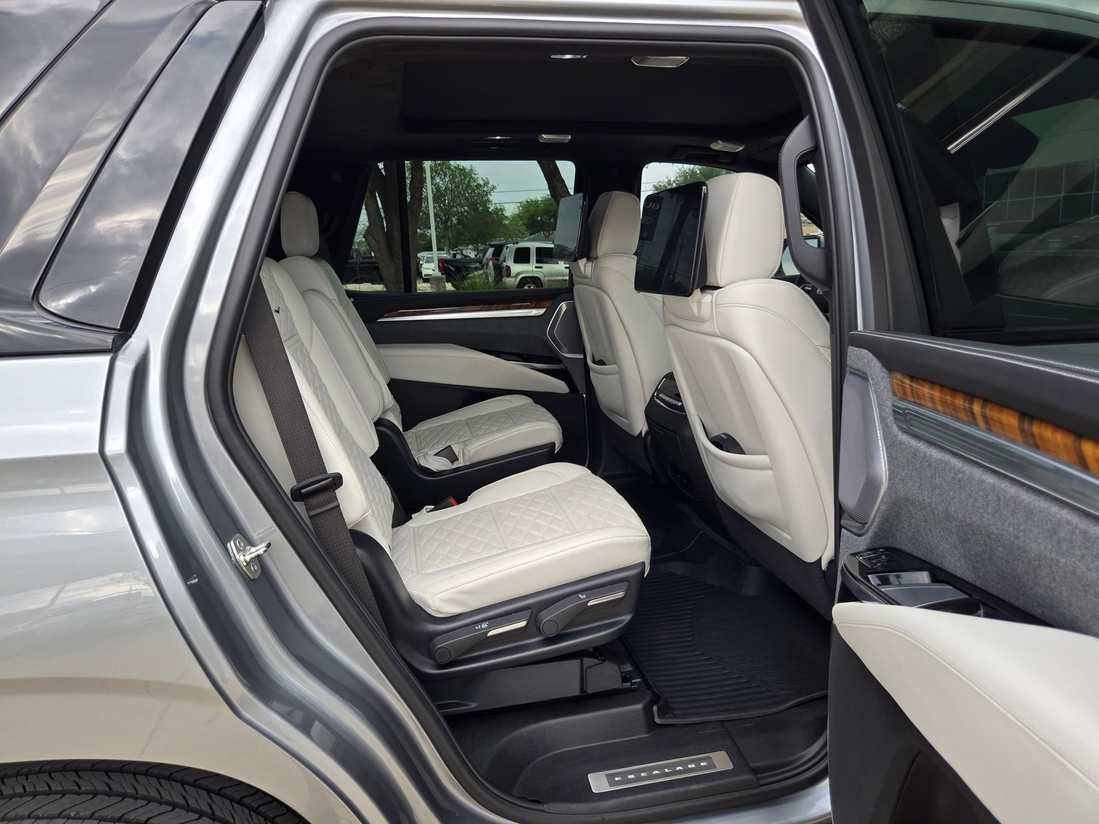 Certified 2025 Cadillac Escalade Sport Platinum w/ LPO, ONYX Package AWD/4WD image 22