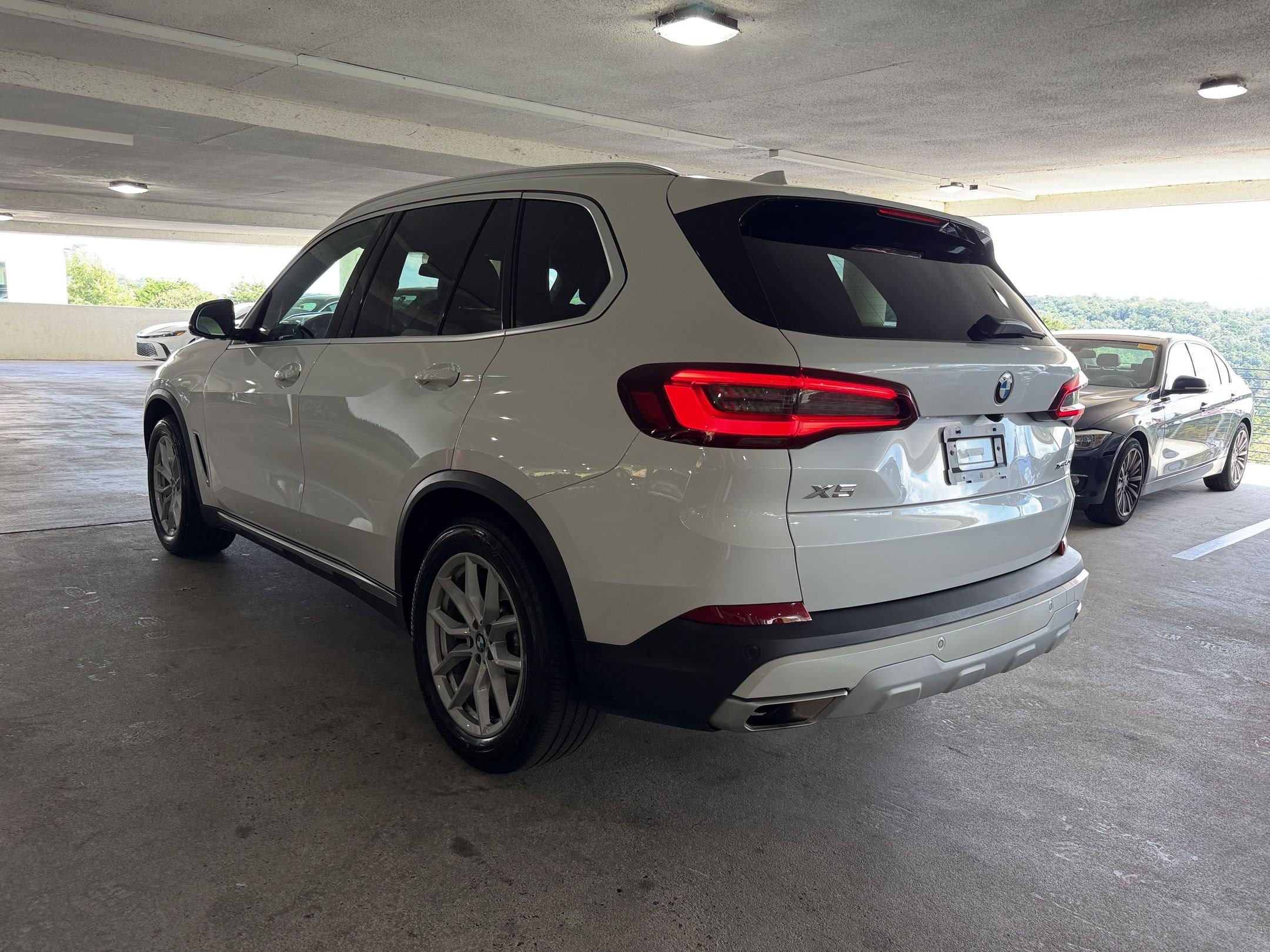 Certified 2023 BMW X5 xDrive40i w/ Premium Package AWD/4WD image 3