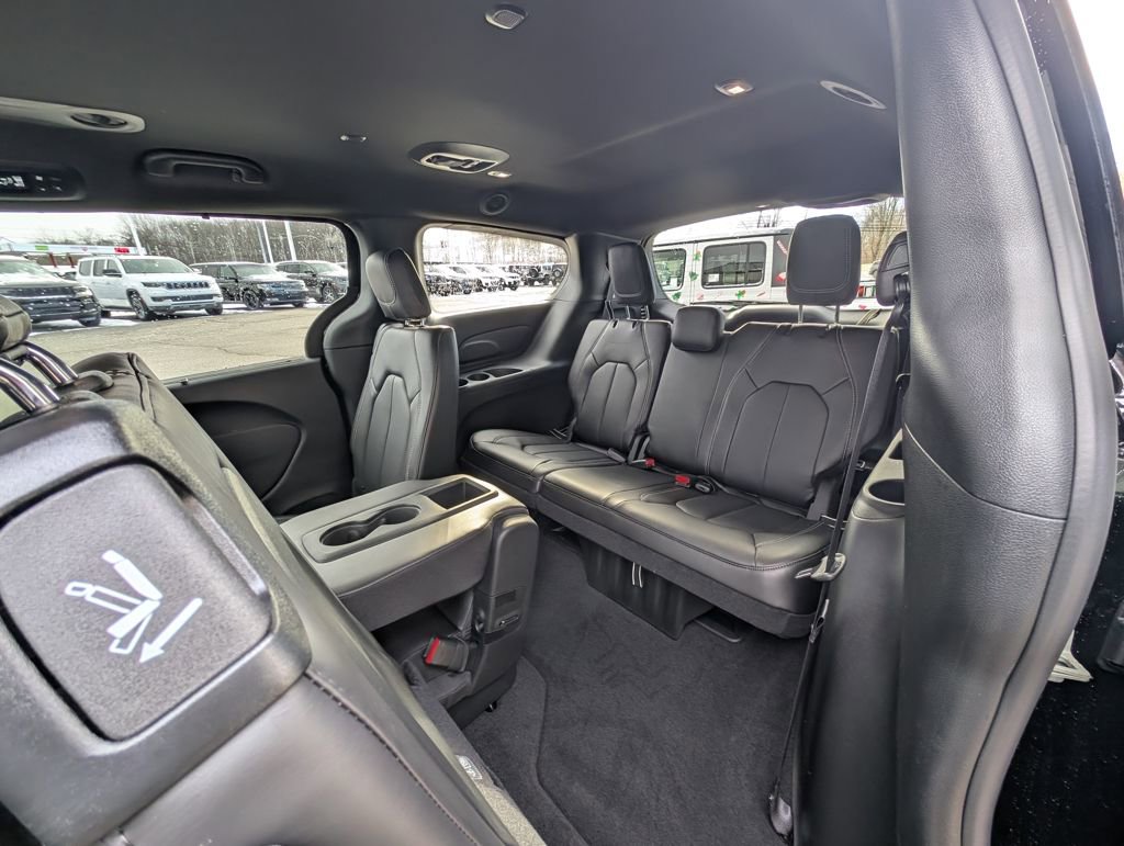 New 2026 Chrysler Pacifica Select w/ S Appearance Package FWD image 17