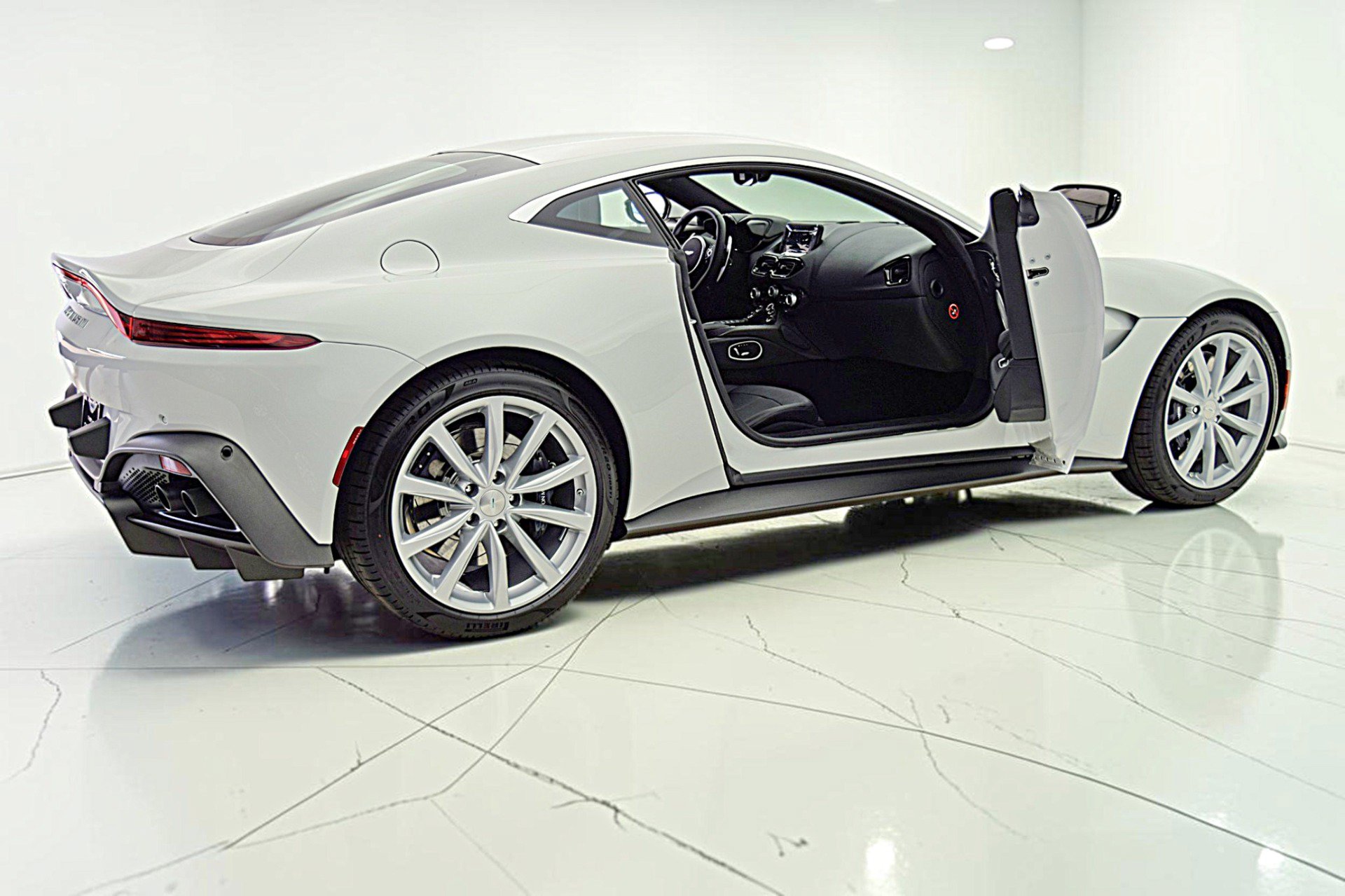 Used 2023 Aston Martin V8 Vantage Roadster RWD image 9