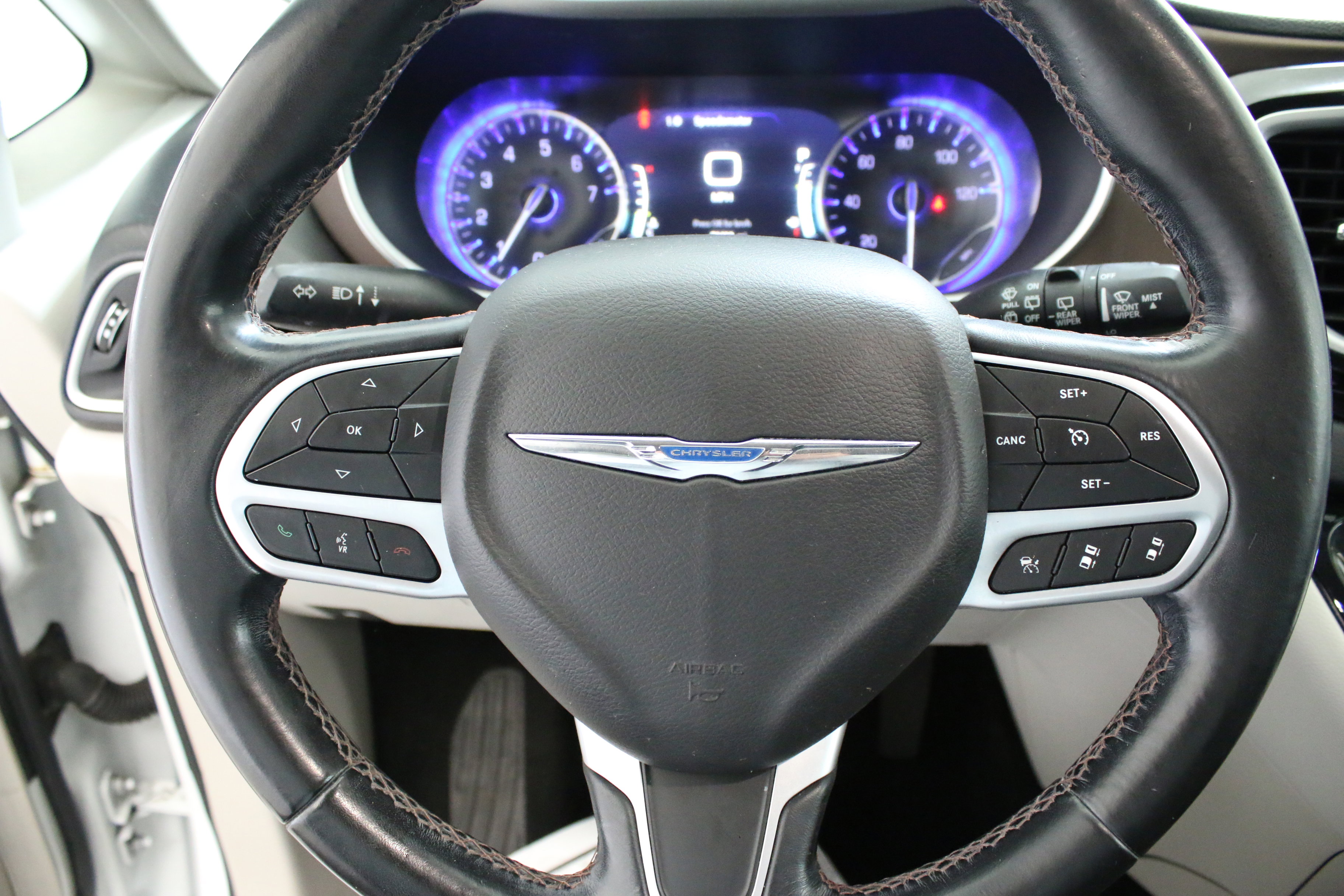 Used 2018 Chrysler Pacifica Touring-L w/ Advanced Safetytec Group FWD image 13