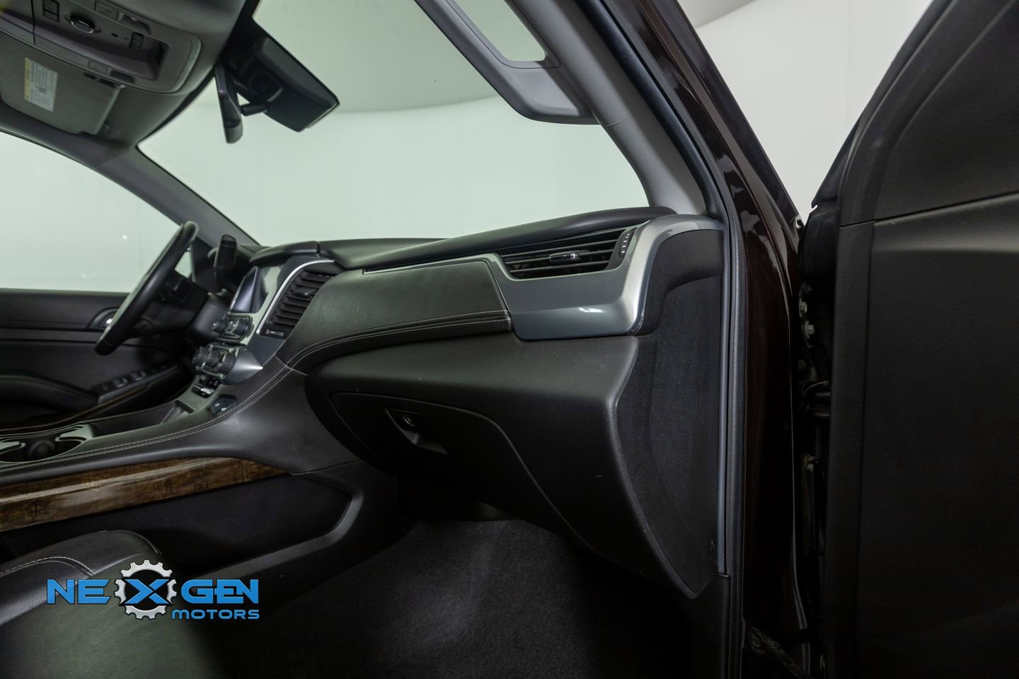 Used 2020 Chevrolet Suburban LT w/ Luxury Package image 41