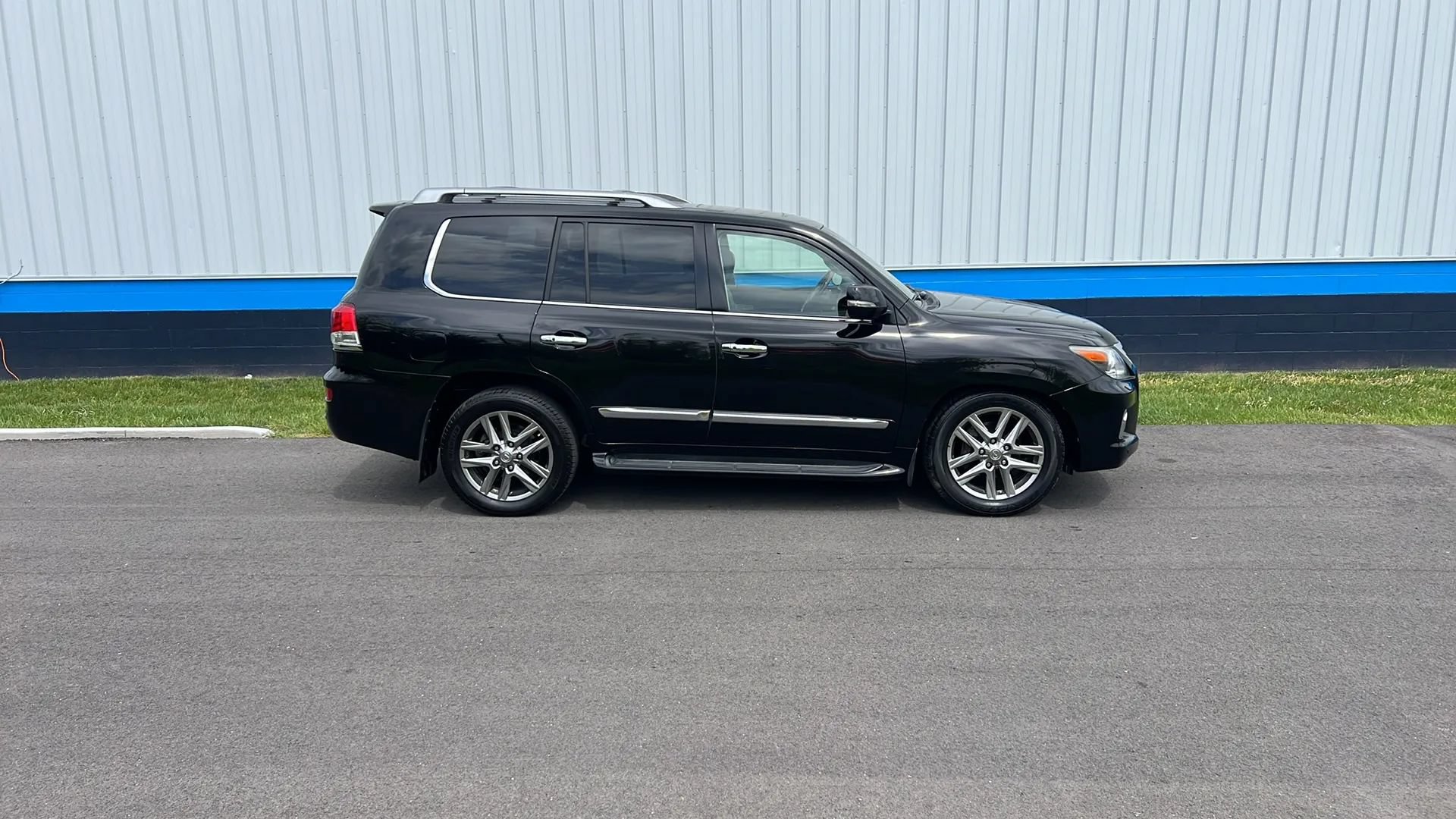 Used 2013 Lexus LX 570 4WD w/ Luxury Pkg image 4