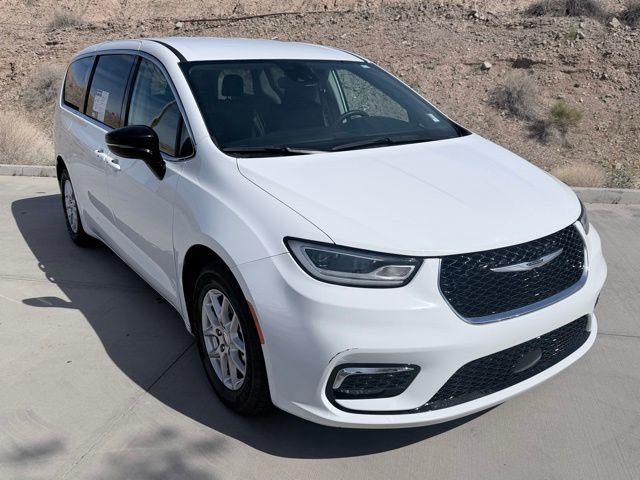 Used 2024 Chrysler Pacifica Touring-L image 3