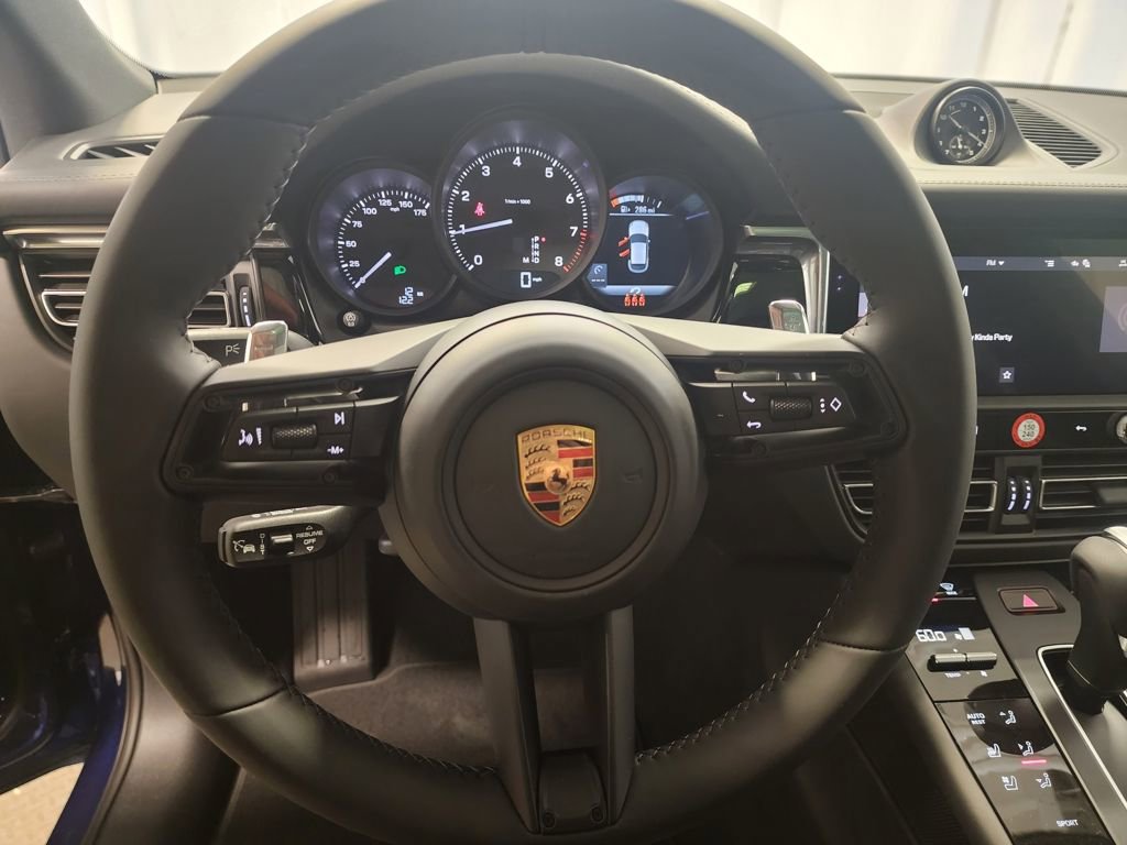 Certified 2025 Porsche Macan image 7