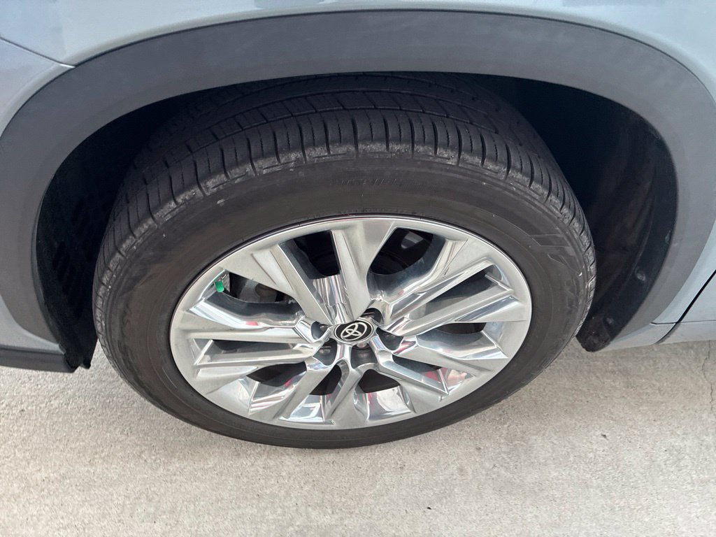 Used 2024 Toyota Highlander Limited FWD image 5