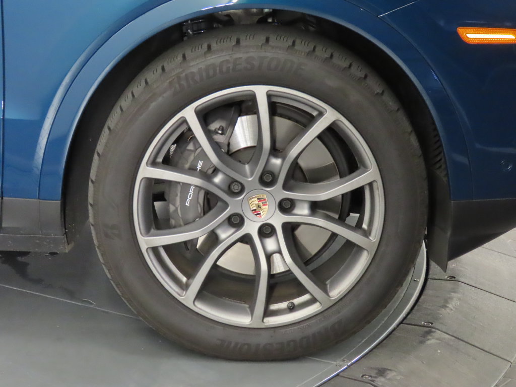 Certified 2025 Porsche Cayenne AWD/4WD image 11