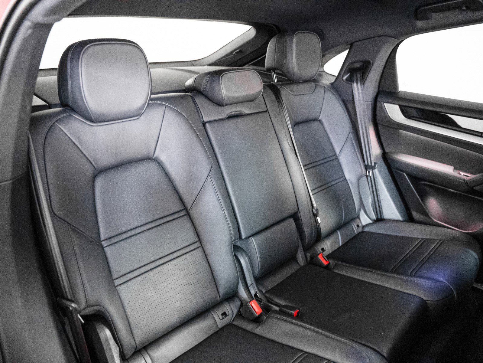 Certified 2025 Porsche Cayenne Coupe image 6