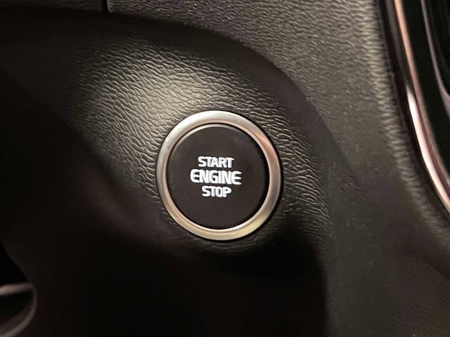 Used 2020 Volvo XC40 T4 Momentum image 29