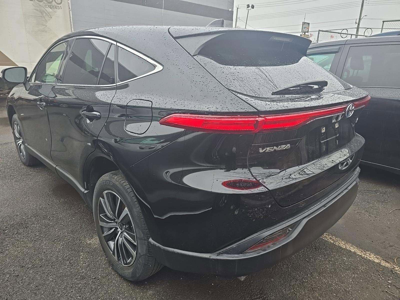 Used 2021 Toyota Venza LE image 3