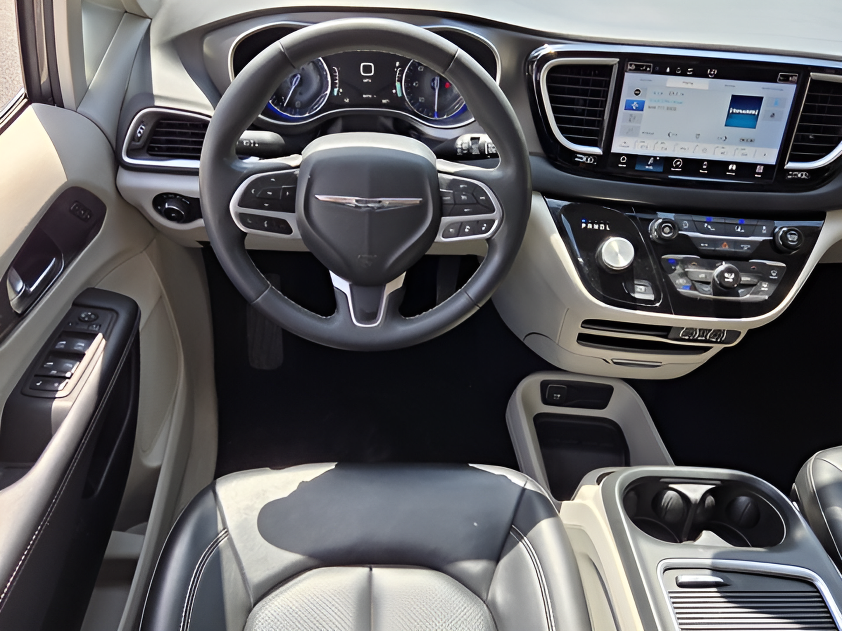 Used 2023 Chrysler Pacifica Touring-L FWD image 12