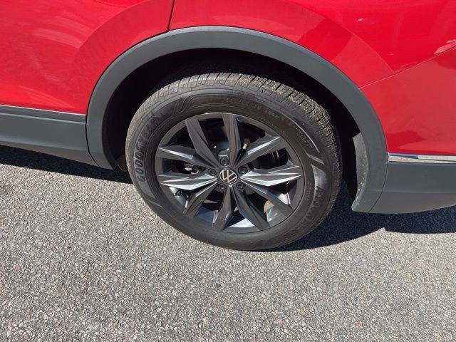 Used 2023 Volkswagen Tiguan SE w/ Panoramic Sunroof Package image 32