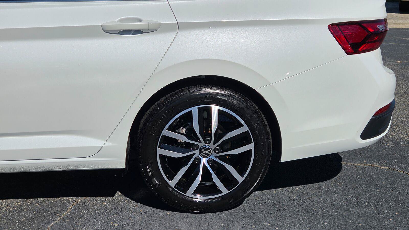 Certified 2025 Volkswagen Jetta SE w/ Sunroof Package FWD image 16