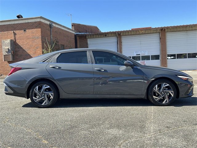 Used 2024 Hyundai Elantra Limited image 31