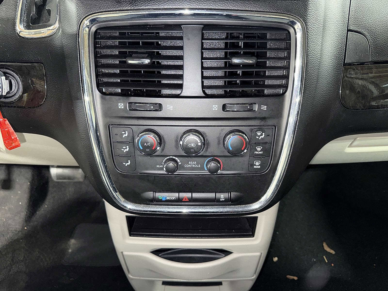 Used 2019 Dodge Grand Caravan SE w/ UConnect Hands-Free Group image 22