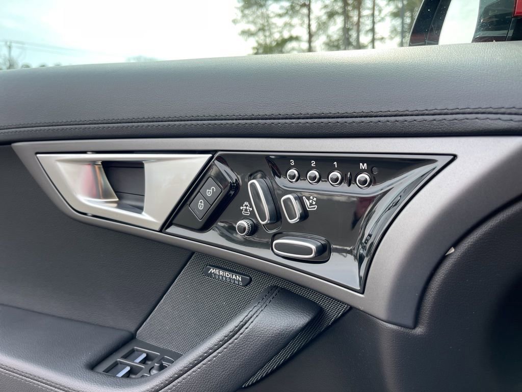 Used 2016 Jaguar F-TYPE Coupe image 19