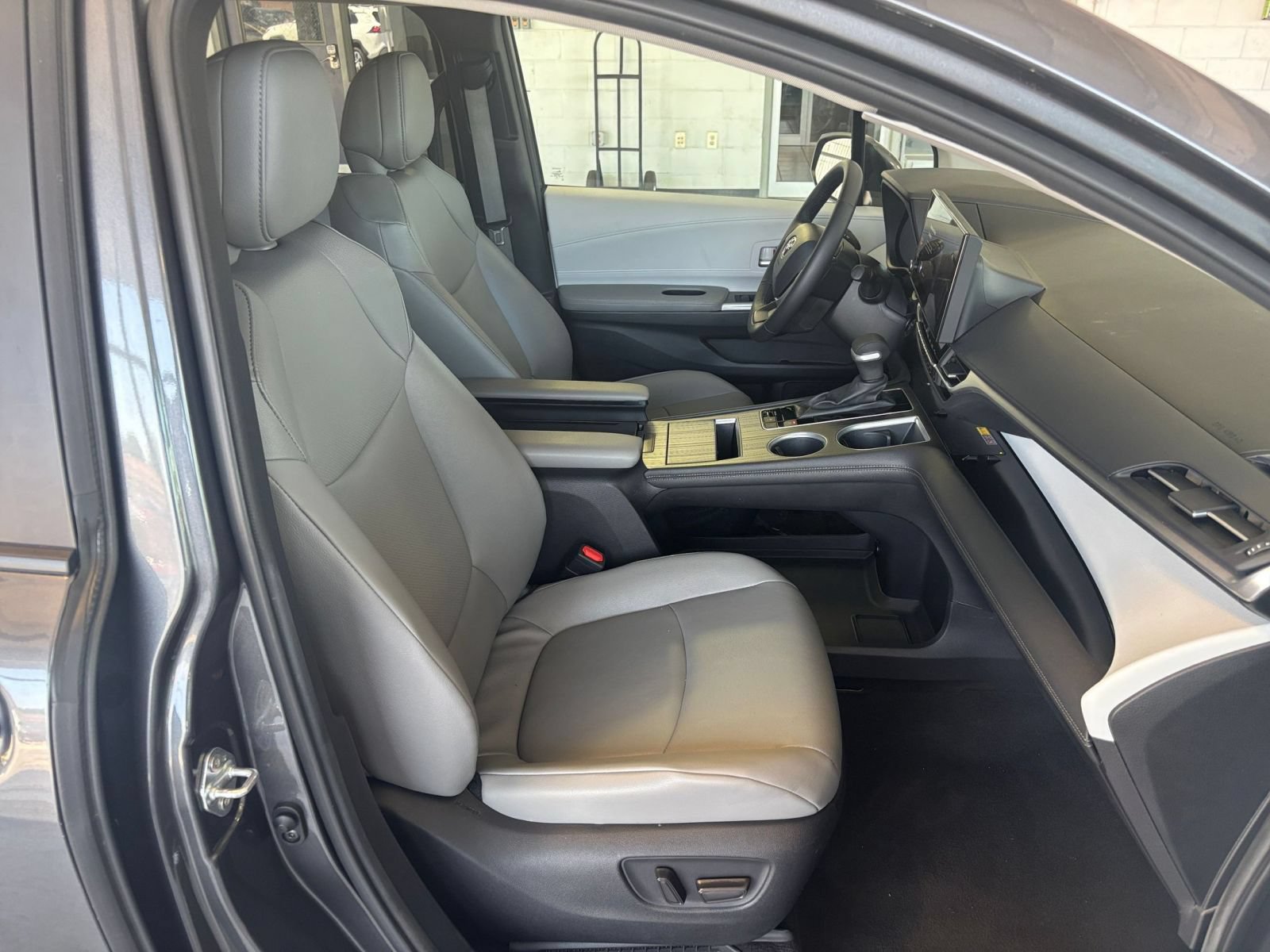 Used 2025 Toyota Sienna XLE FWD image 38