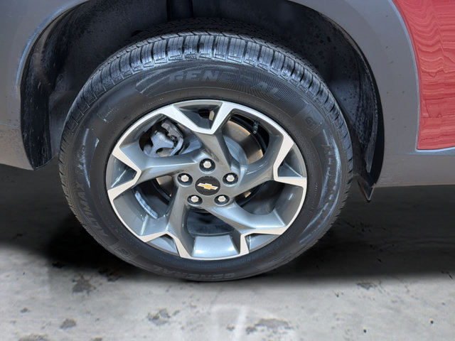 Used 2025 Chevrolet Trax LT w/ LT Convenience Package FWD image 9