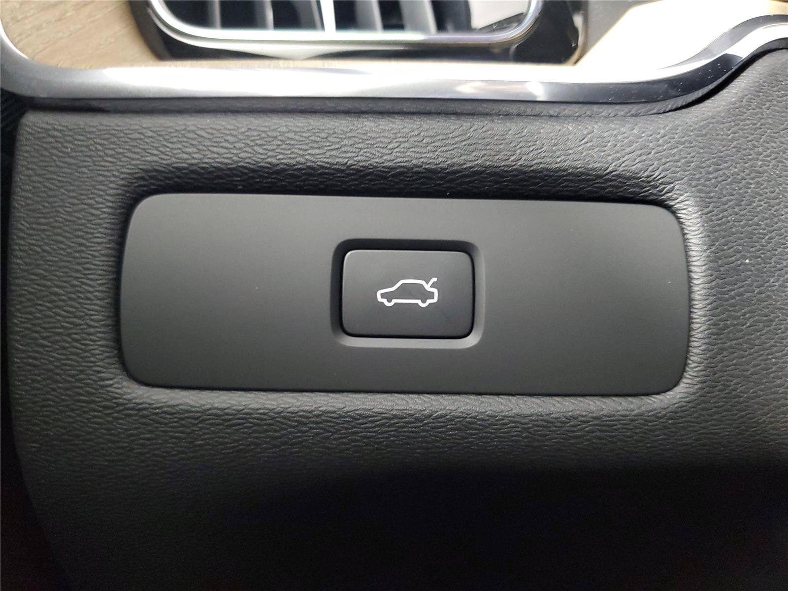 New 2026 Volvo XC60 B5 Plus w/ Protection Package Premier AWD/4WD image 35