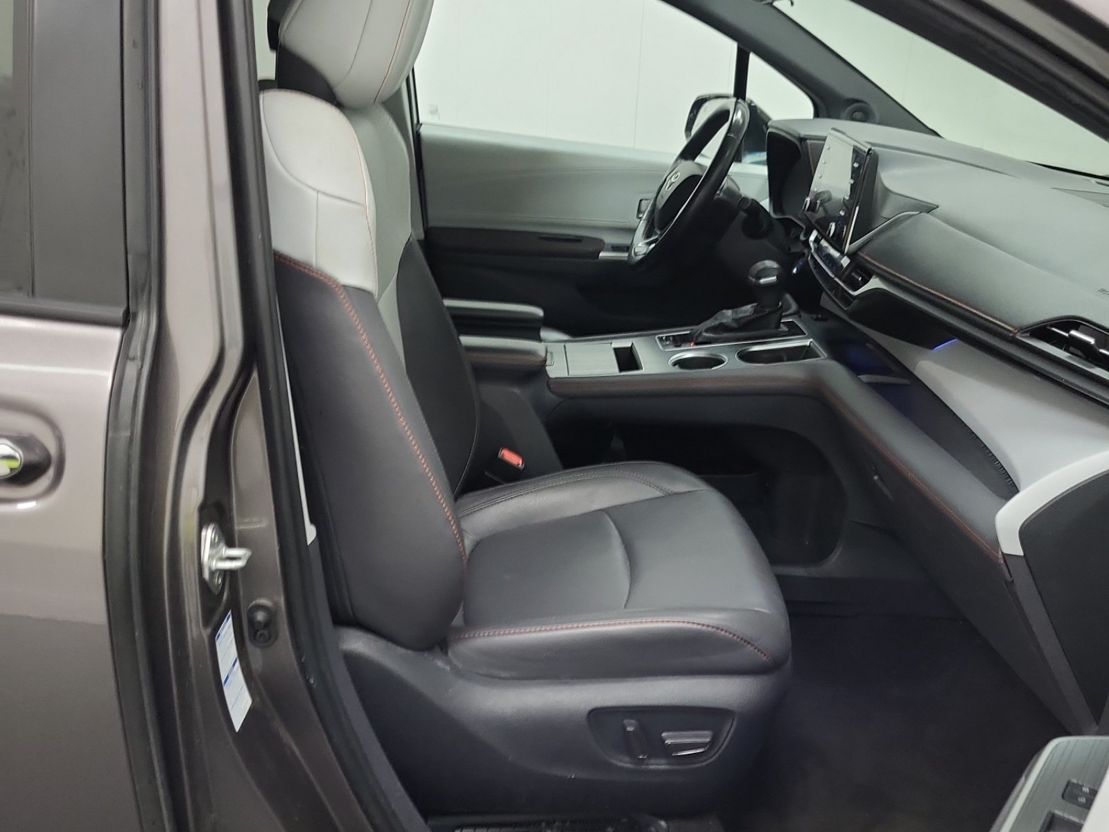 Used 2022 Toyota Sienna XSE AWD/4WD image 14