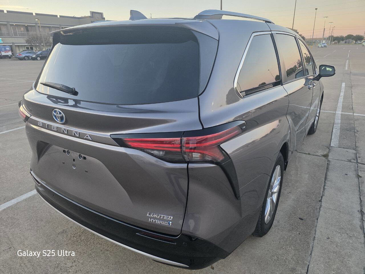 Used 2021 Toyota Sienna Limited FWD image 6