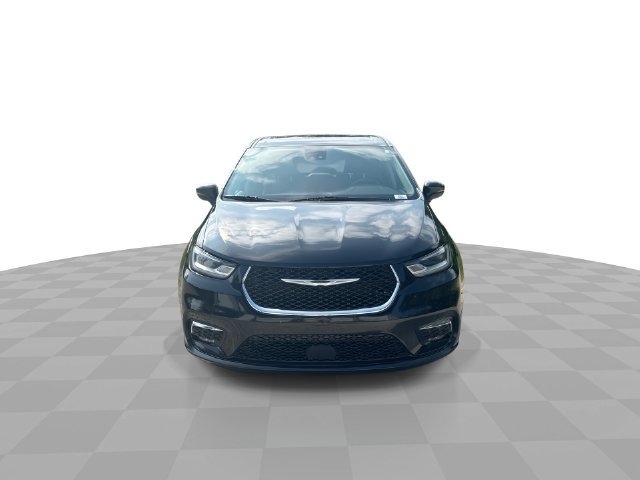 Used 2024 Chrysler Pacifica Touring-L FWD image 4