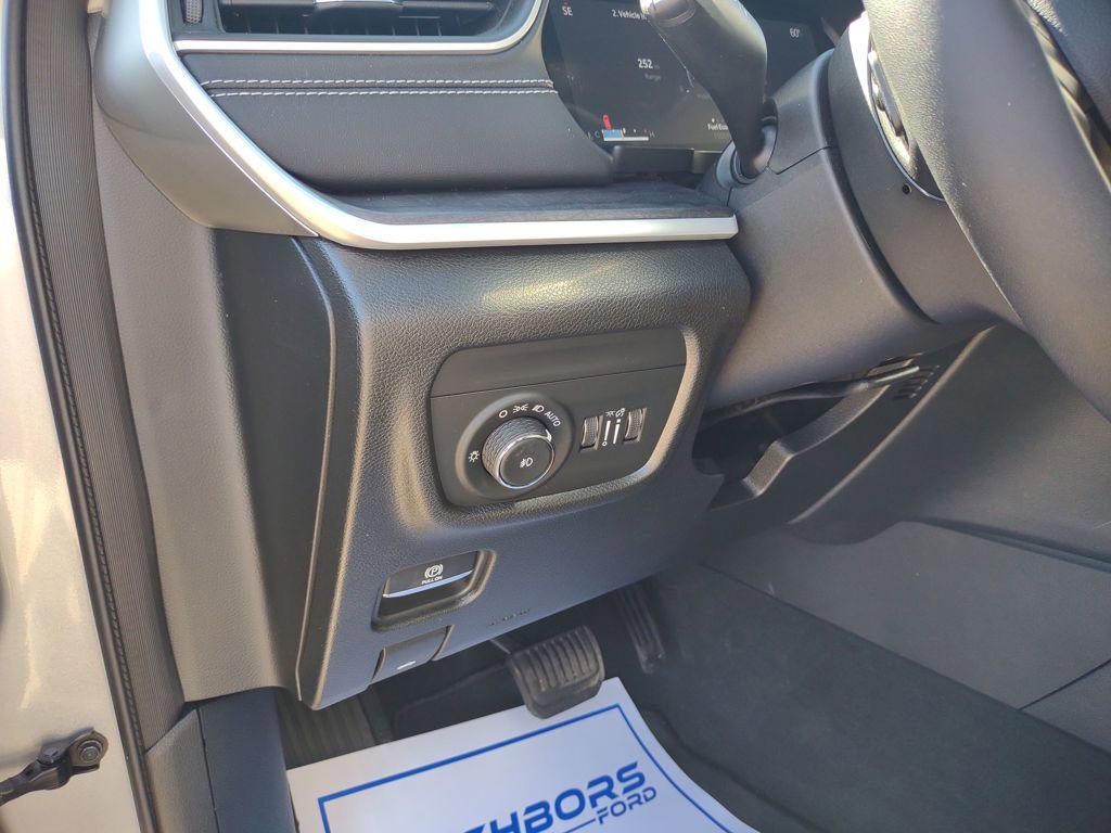 Used 2023 Jeep Grand Cherokee L Limited w/ MOPAR Finishing Package AWD/4WD image 31