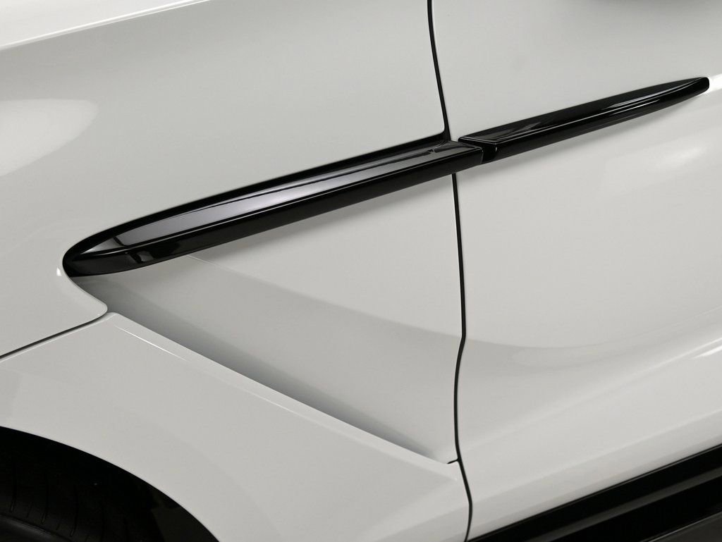 New 2026 Aston Martin DBX 707 image 22