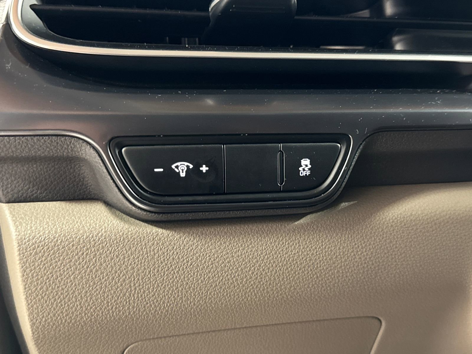 Used 2025 Kia Carnival FWD image 14