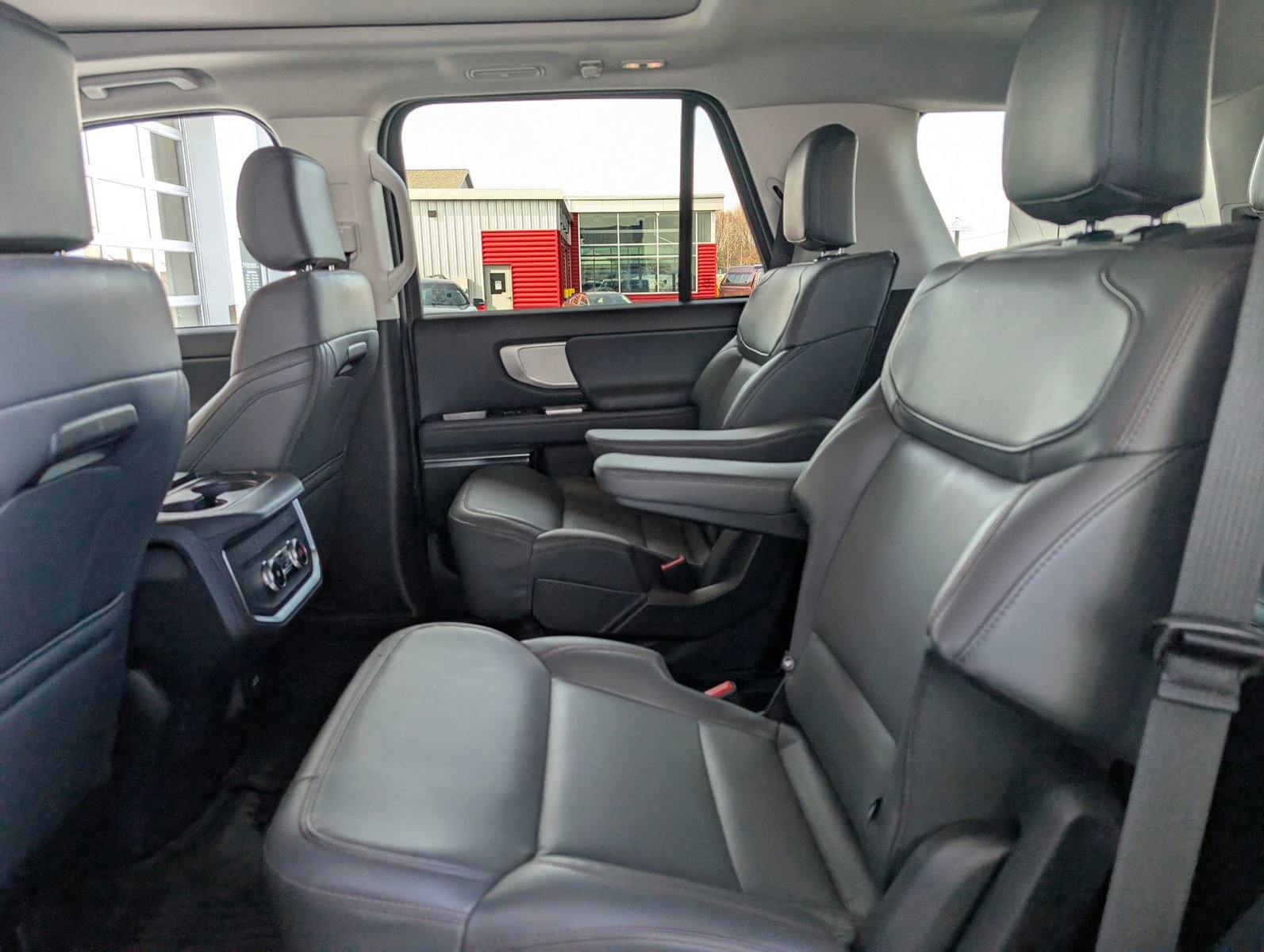Used 2025 Ford Expedition Active image 32