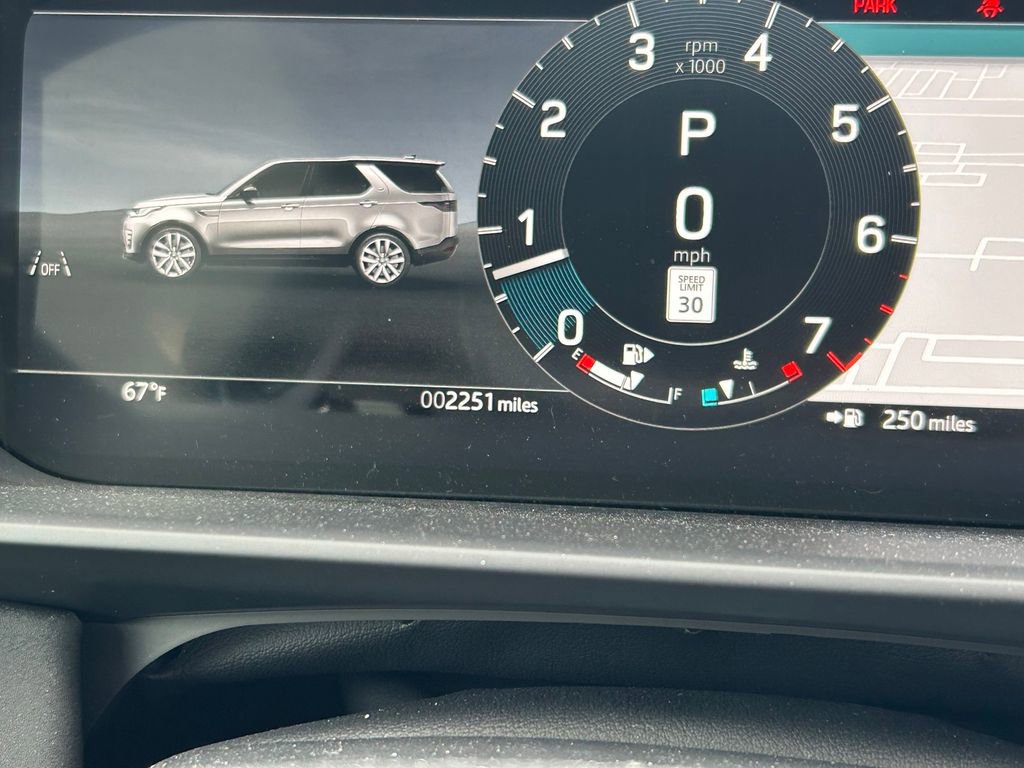 Used 2025 Land Rover Discovery S image 42