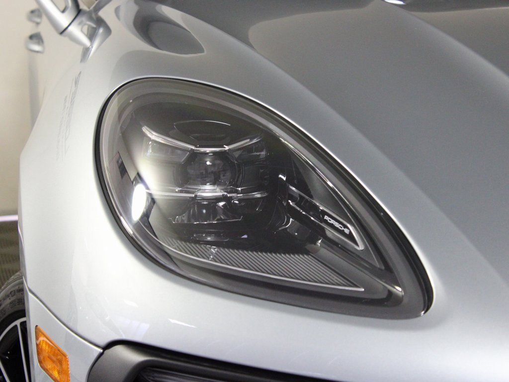 Certified 2025 Porsche Macan image 11
