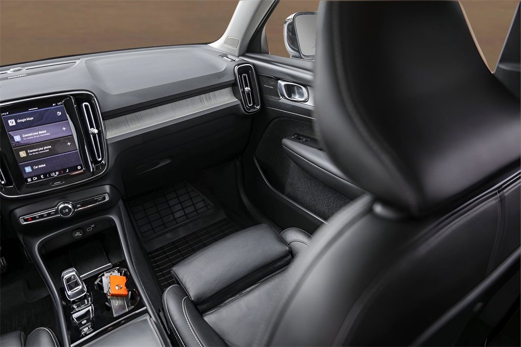 Used 2024 Volvo XC40 B5 Ultimate w/ Protection Package Premier image 49