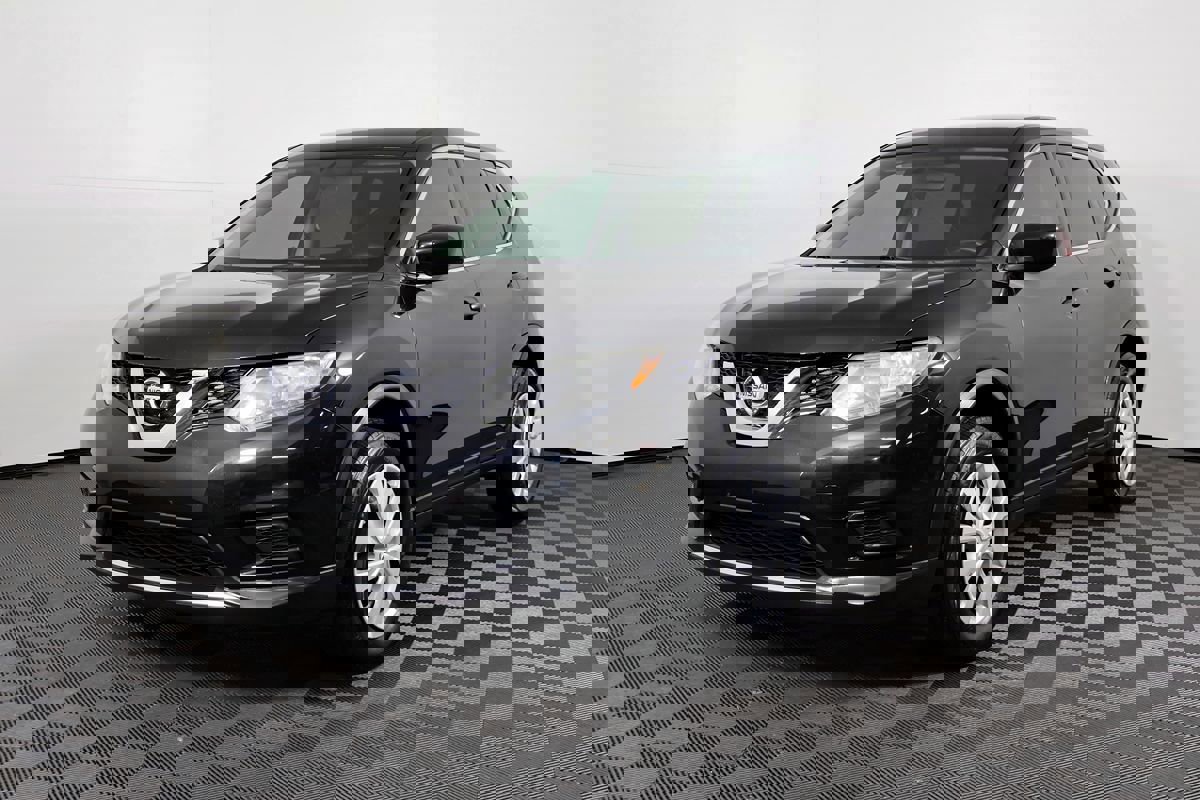 Used 2016 Nissan Rogue S image 2