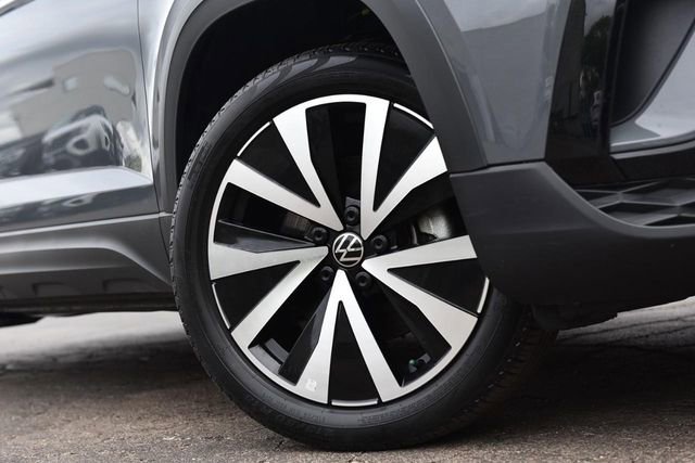 Used 2023 Volkswagen Taos SE w/ Panoramic Sunroof Package image 3