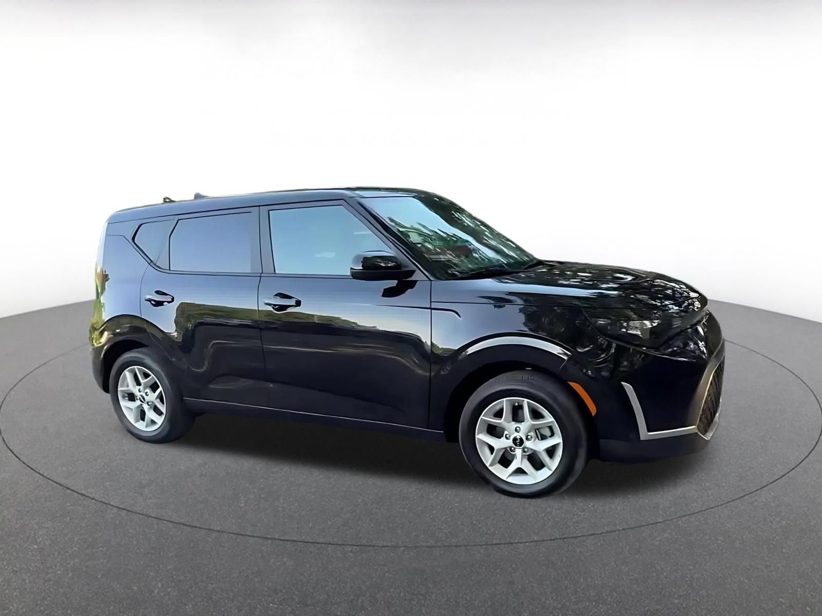 Used 2025 Kia Soul LX w/ LX Technology Package FWD image 2