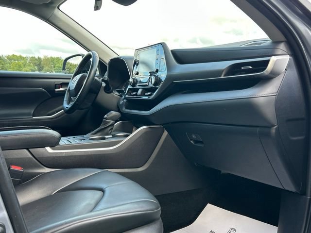 Used 2022 Toyota Highlander XLE AWD/4WD image 30