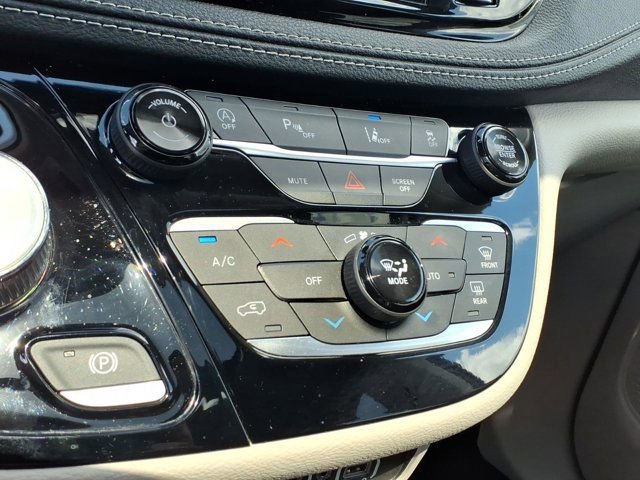 Used 2023 Chrysler Pacifica Touring-L FWD image 13