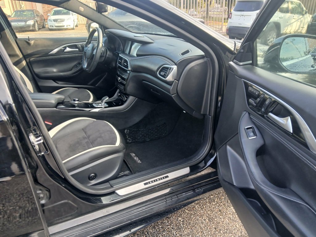 Used 2018 INFINITI QX30 Sport w/ Cargo Package FWD image 10